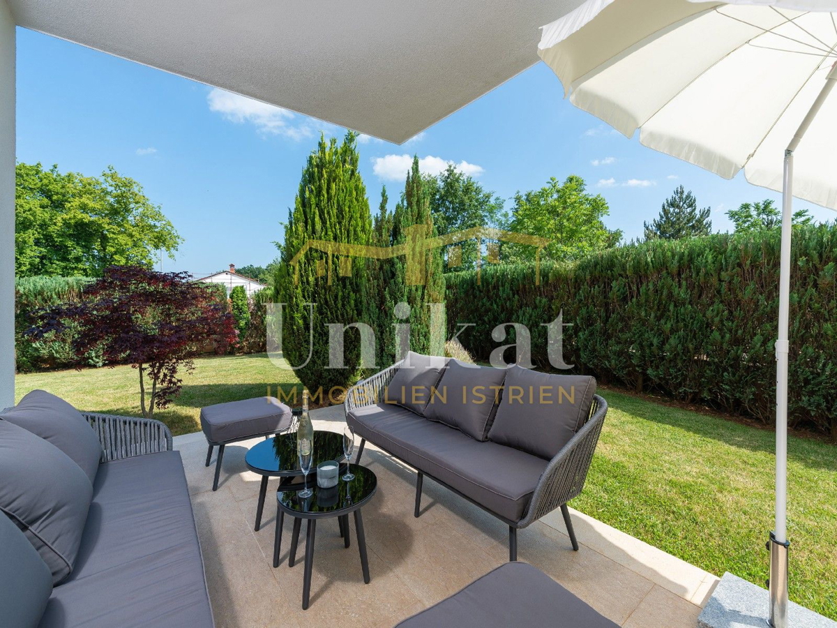 Villa moderna con piscina interna ed esterna